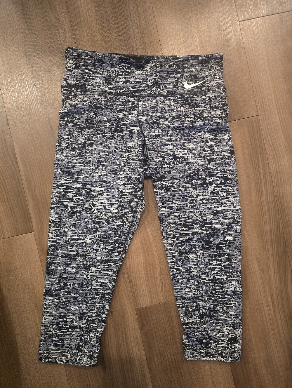 High-Rise Capri Leggings - Picture 4 of 7
